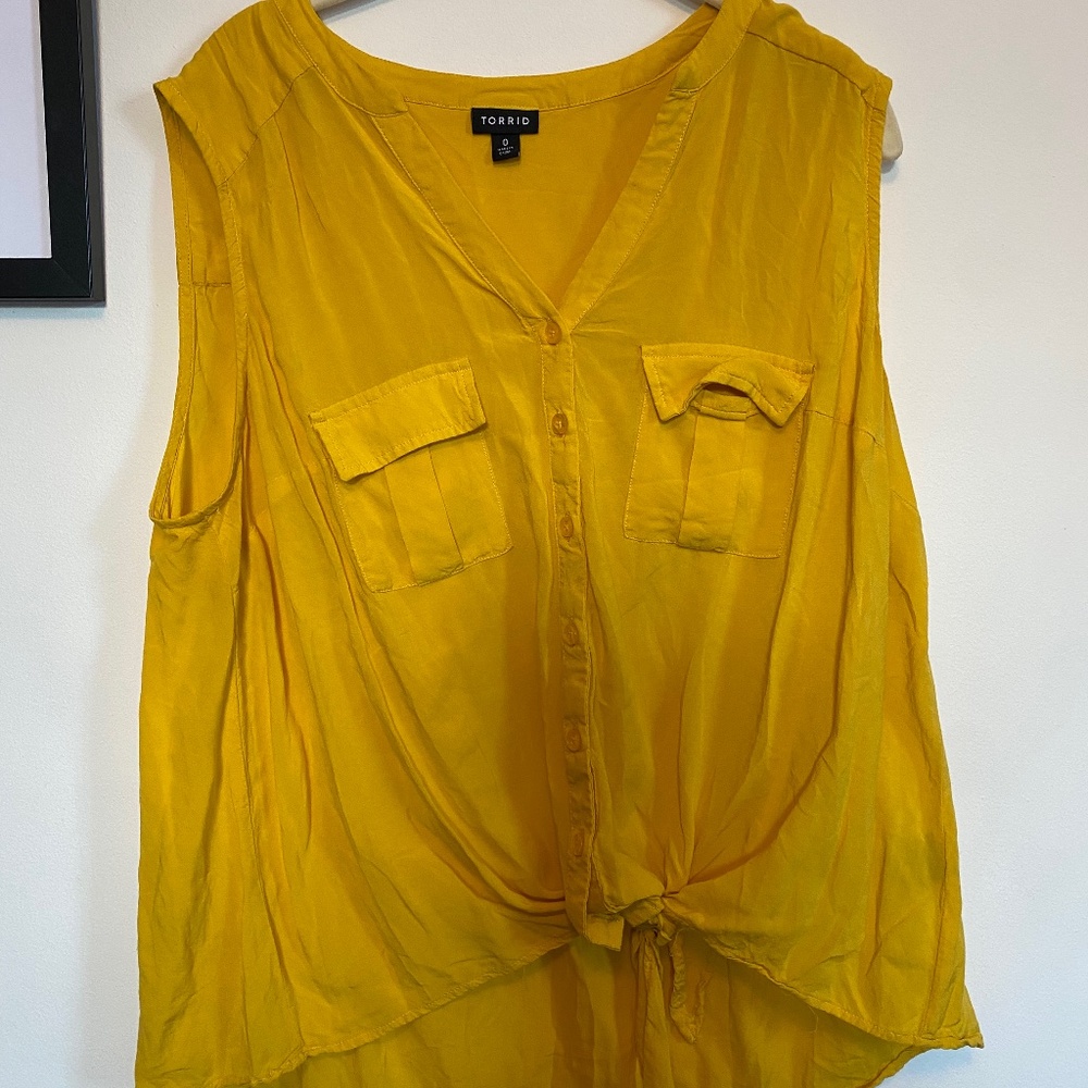 Cute Torrid button crop tank